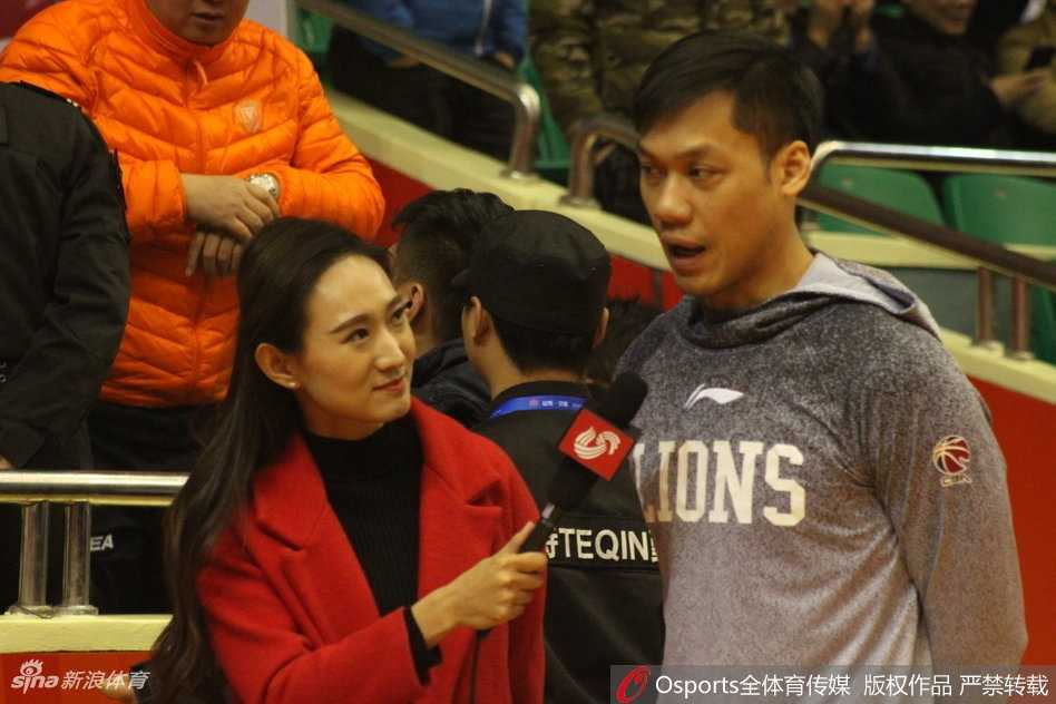 齐鲁大地最美风景线:记山东主场那些令人难忘的美女记者 新闻发布厅内,明亮的灯光聚焦在一位正在低头快速记录的女记者身上,她面前的笔记本密密麻麻写满了战术要点,神情严肃而认真,完全沉浸在工作状态中,展现出极高的职业素养。