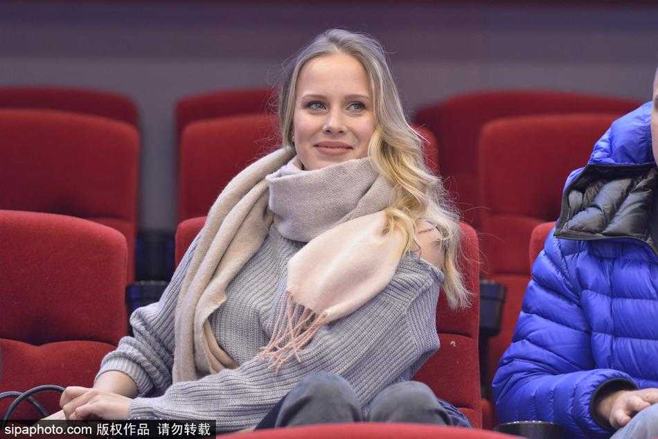 齐鲁大地最靓丽的风景线 莫泰尤纳斯爱妻赛场绽放东欧魅力 比赛结束后,宝莲娜耐心地与上前请求合影的中国球迷站在一起,她微微侧身靠近,脸上绽放出亲切友好的笑容,毫无球星光环下的傲慢与距离感。