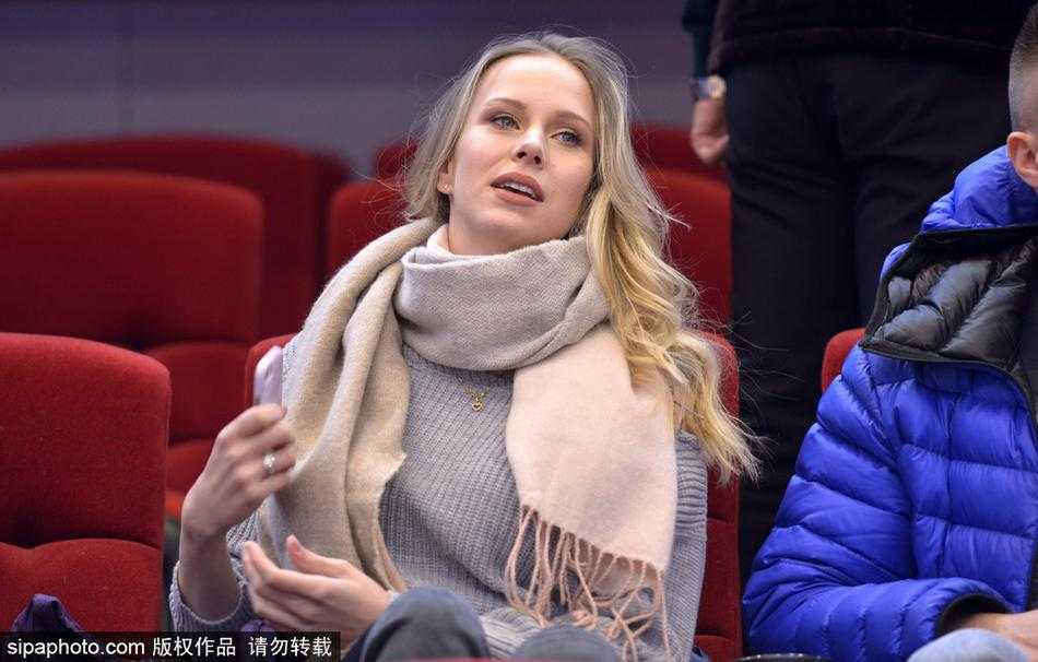 齐鲁大地最靓丽的风景线 莫泰尤纳斯爱妻赛场绽放东欧魅力 宝莲娜神情专注地盯着赛场方向,双手轻轻托腮,那份对丈夫每一次进球都充满期待的眼神,成为了冰冷看台上最温暖的守候。