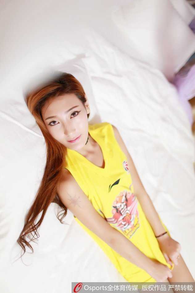 齐鲁女篮风采:光影间舞动青春,眼眸里藏着故事 身着亮丽演出服的篮球宝贝,在后台休憩瞬间流露出不经意的温柔,一抹浅笑与身后的喧嚣形成对比,尽显动静皆宜的独特魅力。