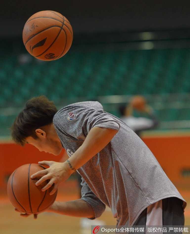 丁彦雨航在训练中正儿八经地练习运球，眼神专注地盯着前方，但嘴角不经意间流露出的微笑却出卖了他此刻愉悦的心情。