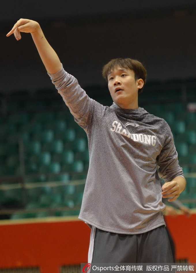 丁彦雨航在训练结束后满头大汗，他一边用球衣擦拭汗水，一边憨憨地笑着，展现出MVP场下阳光可爱的一面。