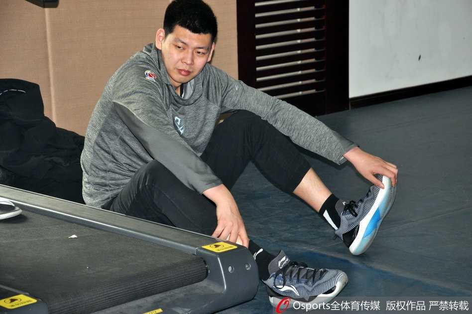 训练结束后，丁彦雨航和劳森一起走向场边，两人边走边聊，神态轻松。夕阳的余晖透过体育馆的窗户洒在他们身上，给这一刻的和谐画面镀上了一层温暖的金色。