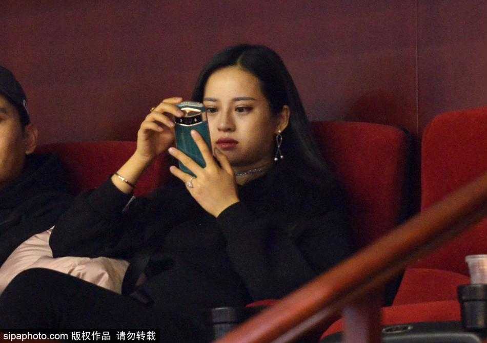 齐鲁德比场边绽放别样风景 美女球迷为CBA赛场添温情 一位面容清秀的山东女球迷,身披深色外套,在全神贯注地观看比赛,她的眼神里充满了对主队获胜的渴望与期待。