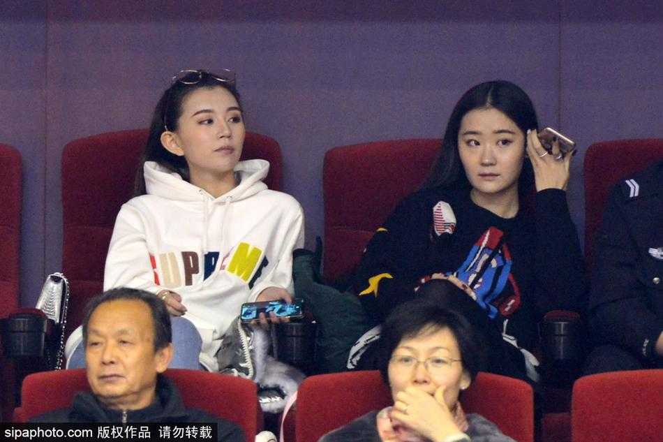 齐鲁德比场边绽放别样风景 美女球迷为CBA赛场添温情 一位露出灿烂笑容的美女球迷,她的喜悦极具感染力,仿佛将赛场上的激情与欢乐都融入了这明媚的笑容之中。