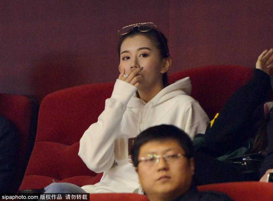 齐鲁德比场边绽放别样风景 美女球迷为CBA赛场添温情 一位美女球迷在人群中回眸,自信地面对镜头,她的眼神清澈而坚定,展现出当代女性球迷的独立风采。