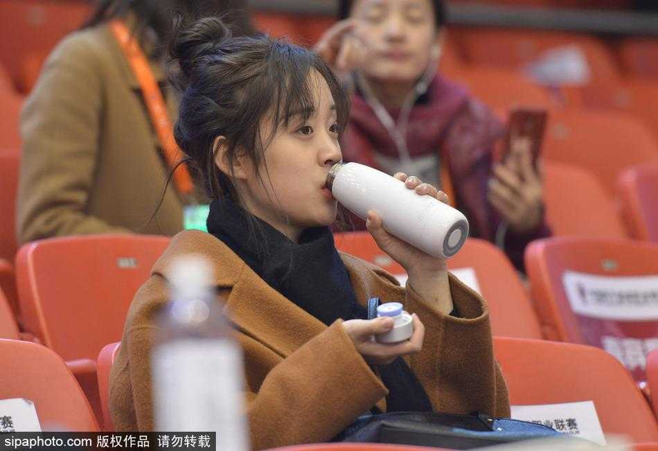 齐鲁德比场边绽放别样风景 美女球迷为CBA赛场添温情 一位戴着眼镜的知性美女球迷,在人群中露出甜美的微笑,她或许是被比赛的某个精彩瞬间所打动,笑容里满是参与其中的快乐。