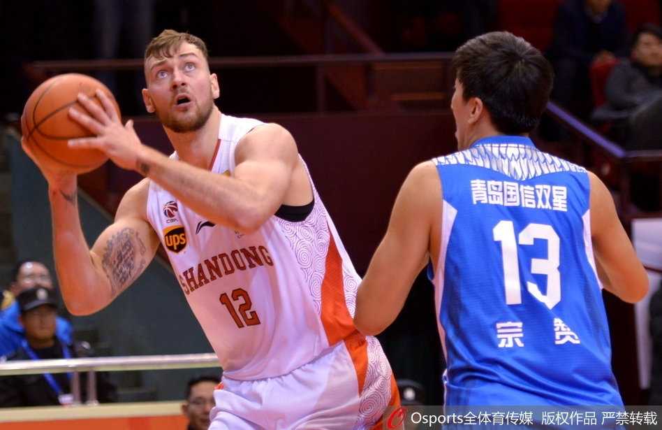 齐鲁德比惊天逆转!单外援青岛20分掀翻山东,吉布森60分封神夜 终场哨响,山东球员张辉强投三分不中,脸上写满了无奈与失落,主场不败的金身在这一夜被同省兄弟无情击碎。