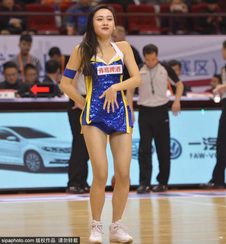 齐鲁德比烽火再燃,篮球宝贝热舞点燃泉城冬夜 在聚光灯的追随下,山东高速的篮球宝贝们扎着高马尾,身着闪亮队服登场,她们张开双臂,用充满力度的开场舞瞬间引爆主场气氛。