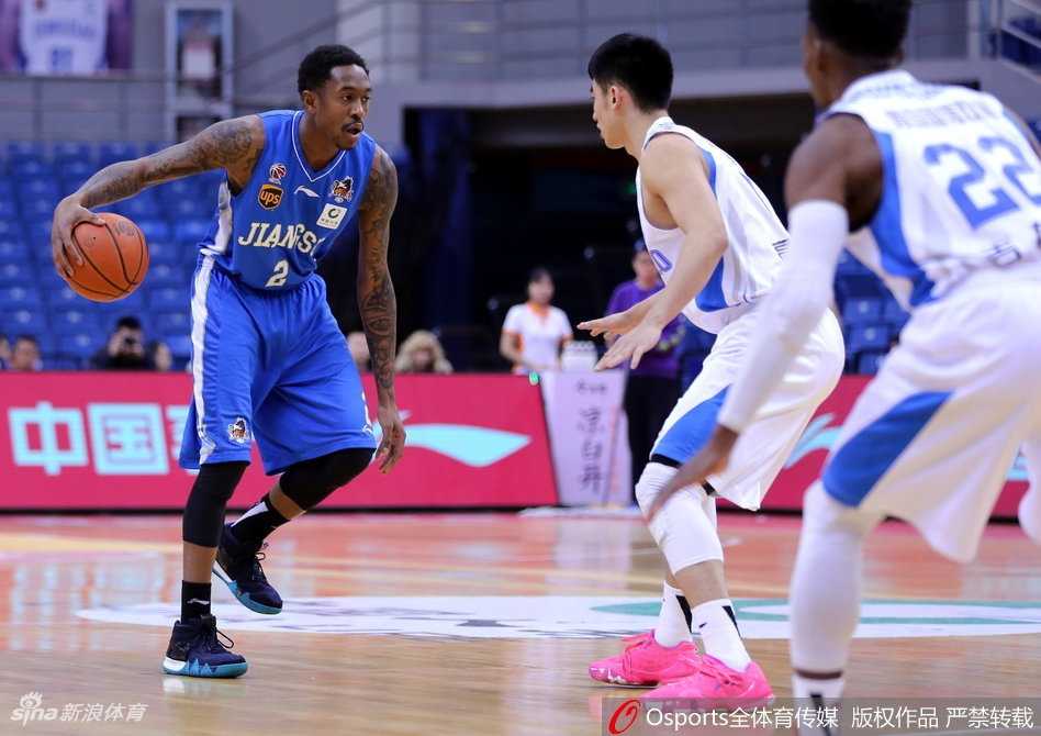 齐鲁德比遭双杀,巩晓彬直指防守痼疾,布鲁克斯准三双闪耀岛城 梅斯在布鲁克斯长臂笼罩下艰难出手,皮球轨迹略显扭曲