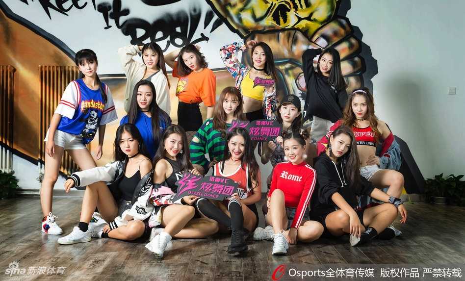 聚光灯下，山东男篮啦啦队队员们整齐划一，扬起自信笑脸，如同绽放的玫瑰，用充满张力的舞姿瞬间点燃球馆热情。