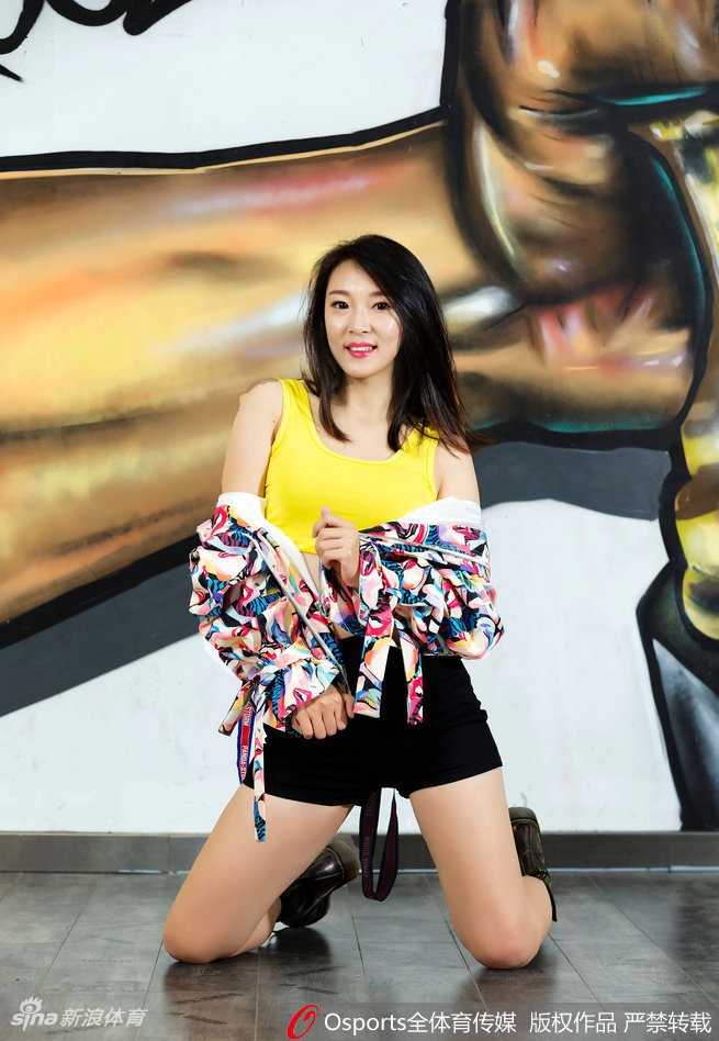 枣红色舞衣映衬着青春脸庞，女孩们动作舒展整齐，在球场中央划出优美弧线，仿佛将齐鲁大地的豪迈与灵动完美融合。