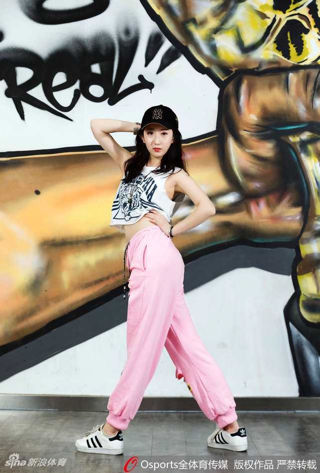 队列中女孩们手拉手欢笑着，露出洁白牙齿，汗水沿着脸颊滑落却掩不住眼底的光芒，那是属于团队独有的温暖与默契。