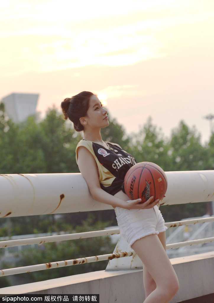 齐鲁热舞精灵:山东高速篮球宝贝俏丽风采闪耀赛场,为客场征途注入无限活力 伴随着音乐的鼓点,一位队员高高跃起,身姿轻盈如燕,飞扬的发丝与自信的面庞在灯光下熠熠生辉,完美诠释了力与美的结合。