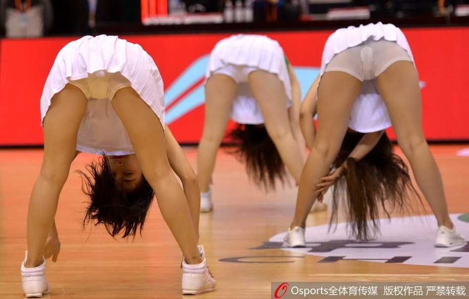 齐鲁热舞耀赛场:探寻山东篮球宝贝的激情与梦想 集体亮相环节,多名篮球宝贝摆出俏皮的ending pose,她们发梢的汗水在灯光下晶莹发亮,证明着刚刚舞蹈的激情与力度