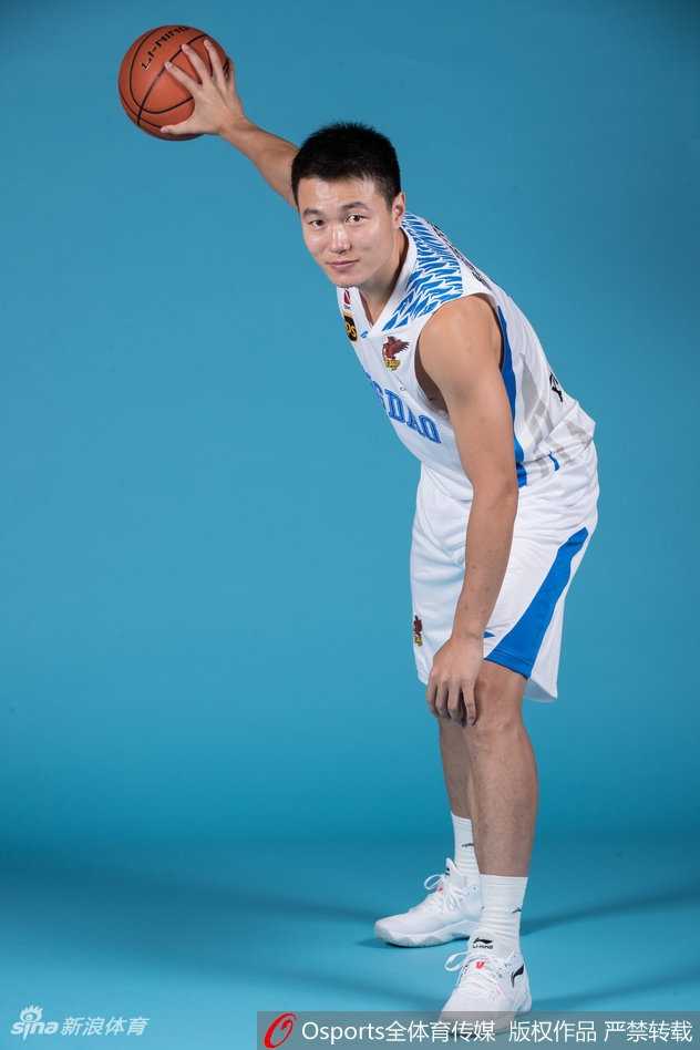 齐鲁烽火再燃:青岛男篮新势力踏上征程 主教练巩晓彬双手抱胸立于镜头中央,神态威严,他的身后是一字排开的弟子们,整装待发的新齐鲁铁军正在等待统帅的发号施令。