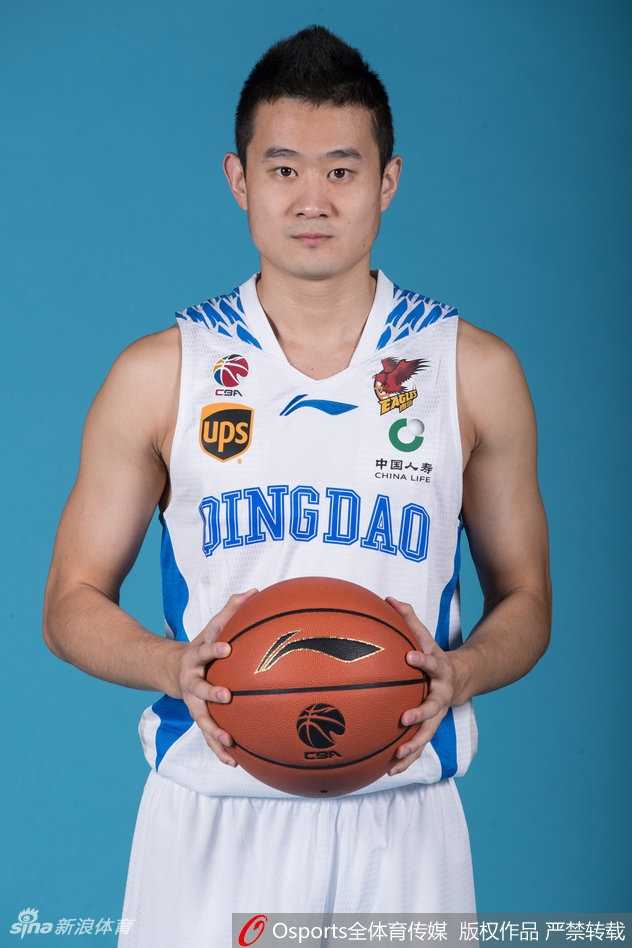 齐鲁烽火再燃:青岛男篮新势力踏上征程 后场发动机许家晗一身笔挺西装亮相,嘴角挂着自信的微笑,这位从武术世家走出的后卫随时准备在球场上开足马力,用速度点燃球队的进攻。