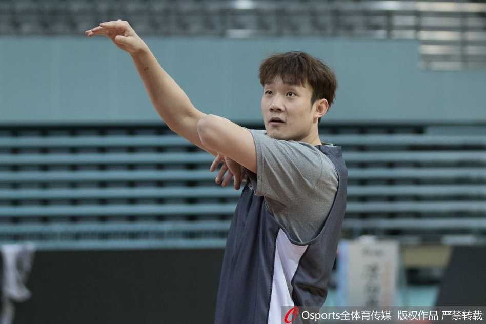 训练场上，丁彦雨航在队友的防守下强行突破，身体在空中形成一道优美的弧线，展现出惊人的核心力量。