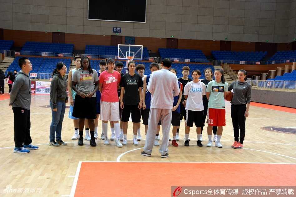 齐鲁玫瑰静待绽放:山东女篮新老合力剑指WCBA新篇章 主帅侯冰手拿战术板,神情严肃地为队员们讲解战术跑位,杨衡瑜等主力队员围成一圈,专注地聆听战术部署。