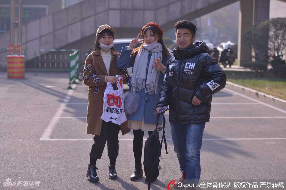 齐鲁球迷风采集,山东男篮主场最靓风景线 镜头下的女球迷英气十足,深邃的眼眸中闪烁着对篮球的热爱,飒爽的英姿丝毫不输场上的运动员。