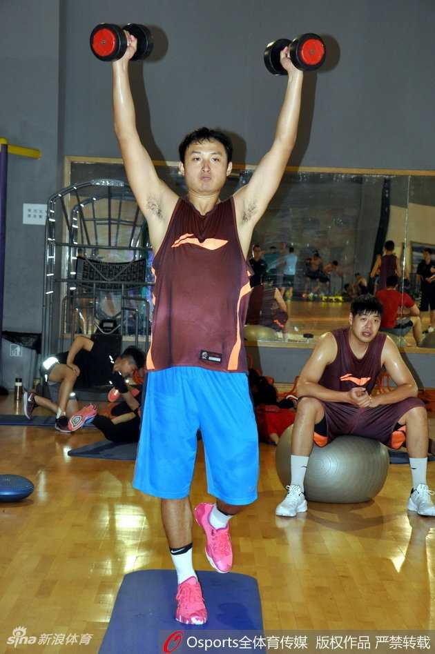 齐鲁盛夏练兵忙 王汝恒贾诚吴轲力量房挥汗如雨 训练结束,贾诚将杠铃片归位,回望一眼刚刚奋战过的力量区,眼神中满是坚毅与不舍