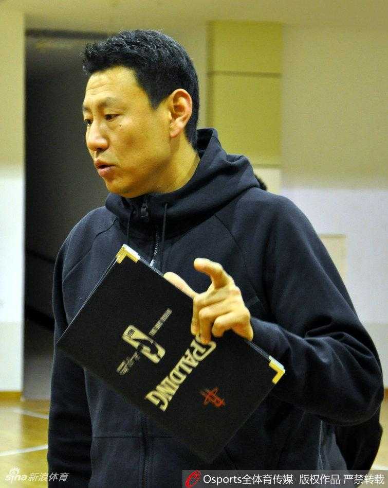 齐鲁盛夏练兵记:李楠挂帅严要求,丁彦雨航领衔众将摩拳擦掌 主教练李楠指导双手叉腰站在场边,目光如炬地注视着场内训练,神情专注,随时准备叫停纠正球员的技术动作。