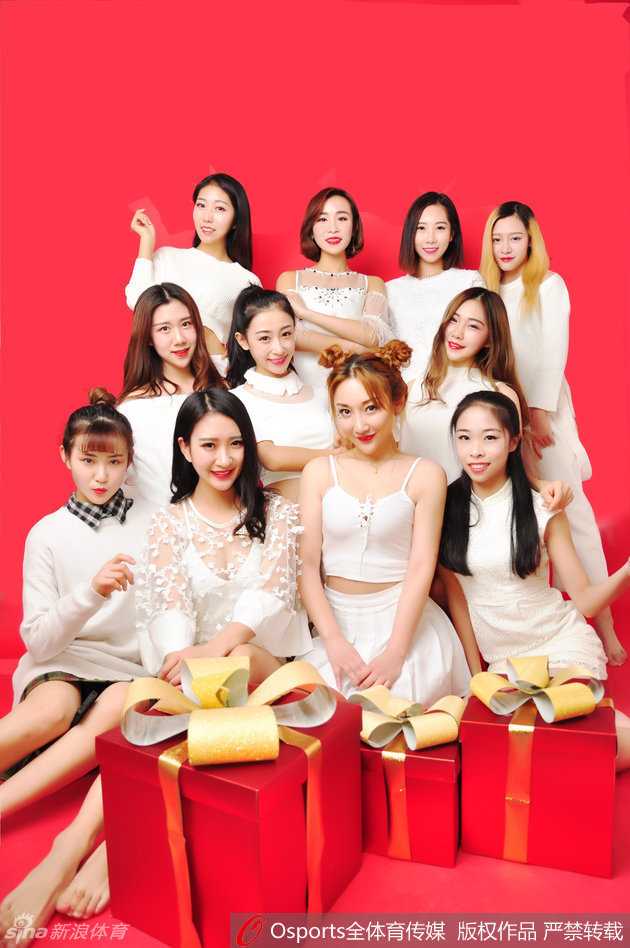 齐鲁篮球宝贝新春绽放 白衣胜雪舞动火热青春 压轴的照片中,宝贝们集体亮相,高举双臂欢呼,仿佛将赛场上的激情带到了镜头之前。