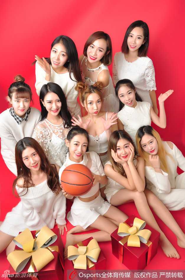 齐鲁篮球宝贝新春绽放 白衣胜雪舞动火热青春 写真拍摄现场,姑娘们围坐在一起,纯真笑颜在白衣映衬下显得格外动人,宛若春日暖阳。