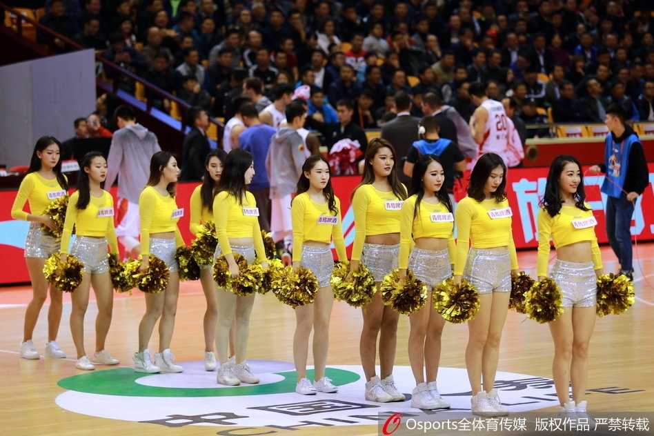齐鲁篮筐上的风景线 山东篮球宝贝百变服装秀闪耀CBA赛场 三位领舞身穿带有亮片装饰的黑色时尚短裙,在灯光下闪耀夺目,她们迷人的微笑和自信的舞姿成为赛场边最吸睛的焦点。