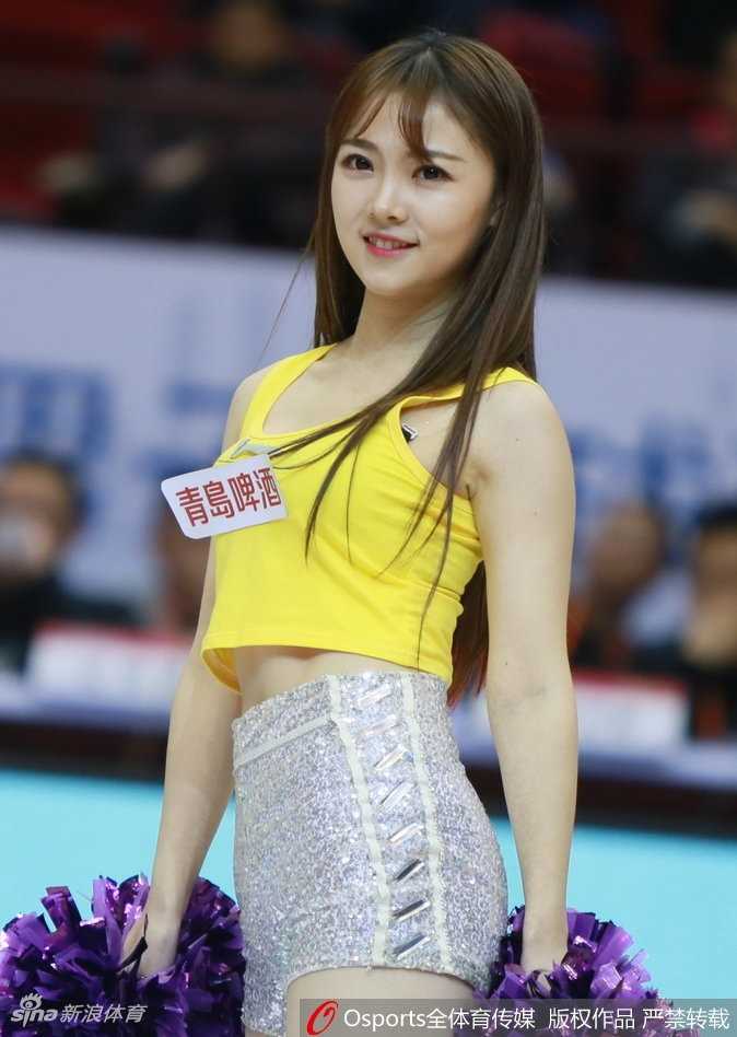 一位队员露出甜美自信的笑容，背景是模糊的看台观众，她是全场的焦点