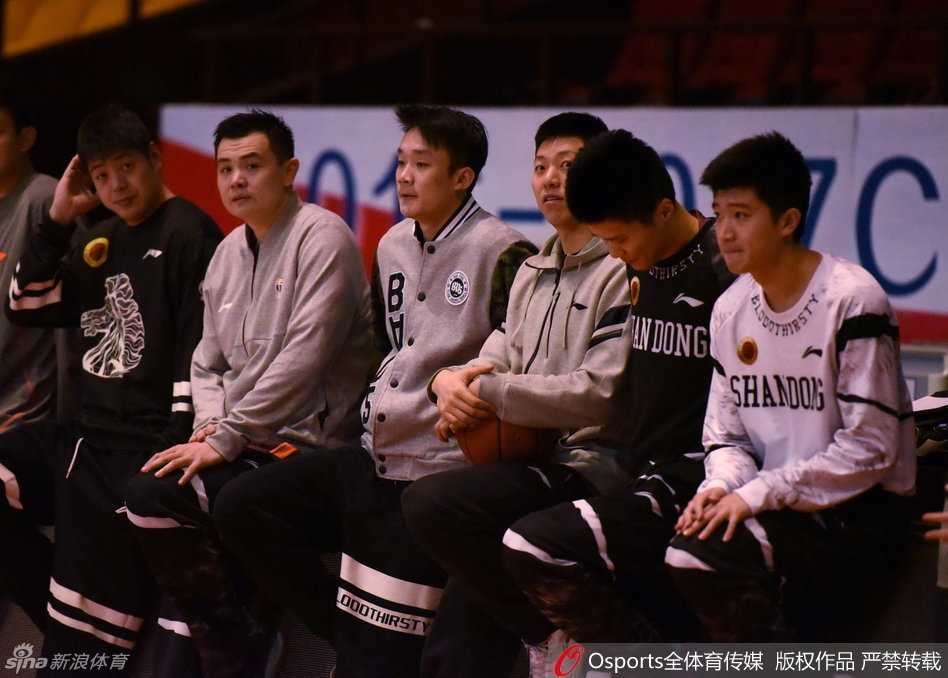 齐鲁铁军悲壮告别,凯撒时代落幕之战留下永恒记忆 本土MVP丁彦雨航在训练中双手撑膝,霸气侧漏,眼神中透露出决战前的坚定与大佬气质。