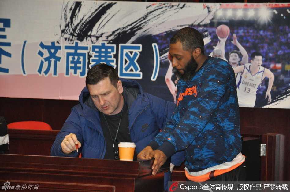 齐鲁铁军悲壮告别,凯撒时代落幕之战留下永恒记忆 普莱斯在训练中认真练习投篮,他的手型略显兰花指状,这位救火外援用精准的投篮证明了自己的价值。