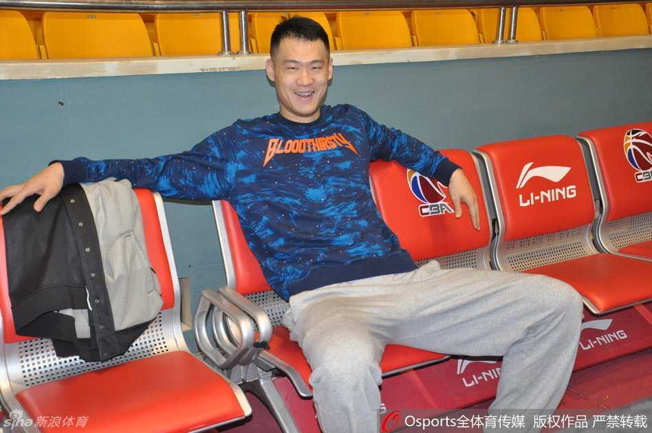 齐鲁铁军悲壮告别,凯撒时代落幕之战留下永恒记忆 山东队内线群星“几大金刚”在训练中排开,他们是球队的脊梁,即将面对新疆豪华内线的残酷肉搏。