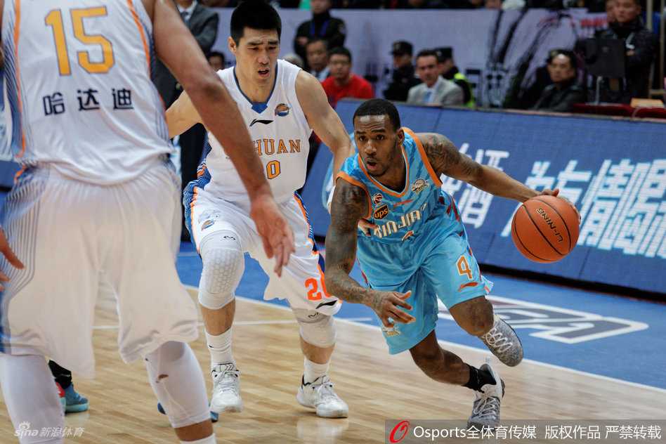 猎豹般的亚当斯撕裂防线，以一记凌厉的突破洞穿伊朗队的钢铁防线