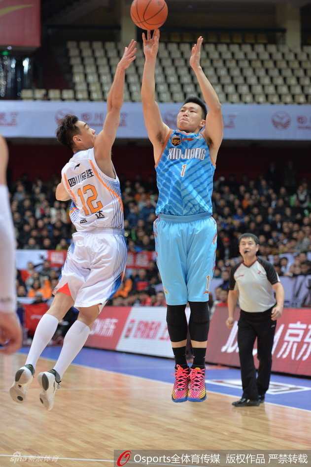 亚当斯在长臂林中如陀螺旋转，闪转腾挪间觅得一线传球良机