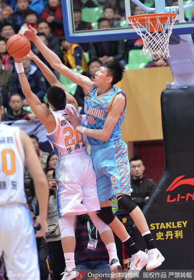 周琦旱地拔葱单臂擎天，将对手的上篮狠狠钉在篮板之上，捍卫禁区尊严