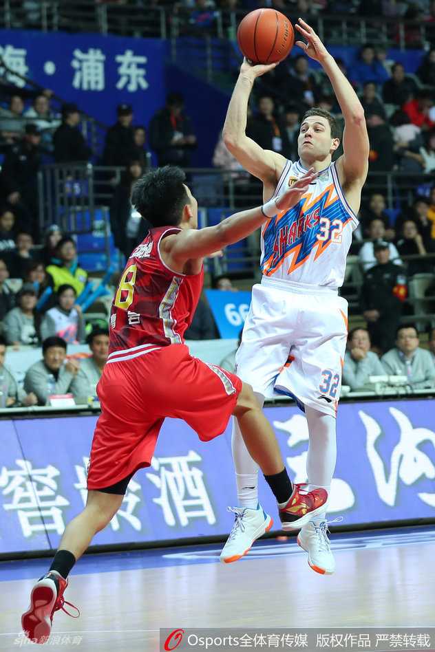 龙争虎斗映篮坛:CBA赛场群星闪耀时 霍尔曼在禁区深处接球,他用宽厚的背部牢牢卡住防守者,准备以一记势大力沉的转身跳步强攻,摧毁对手的内线信心。