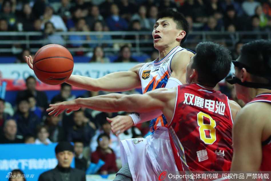 龙争虎斗映篮坛:CBA赛场群星闪耀时 胡金秋以惊人的弹速飞身跃起,在空中单手接球,即将完成一记石破天惊的单手劈扣,青春的风暴席卷全场。
