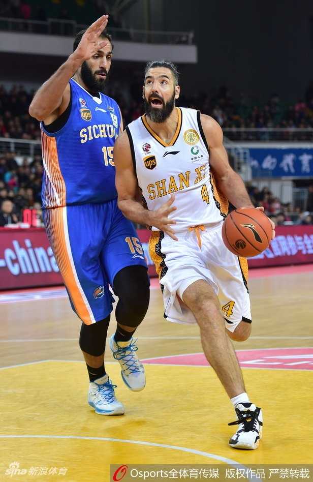 山西队新援威利-沃伦在防守球员的贴身干扰下，依然冷静地跳起出手，皮球划过一道完美的弧线飞向篮筐。