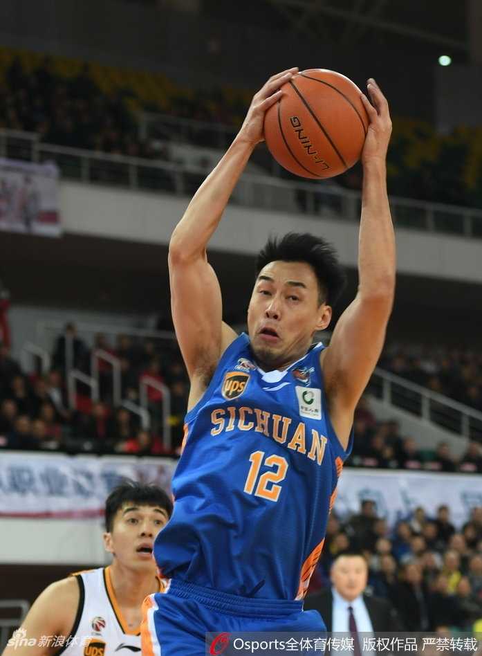 山西队核心斯科拉在三人合围之下毫无惧色，他高高跃起，用一记柔和的小勾手将球送入篮网，尽显NBA级别内线的精湛技艺。