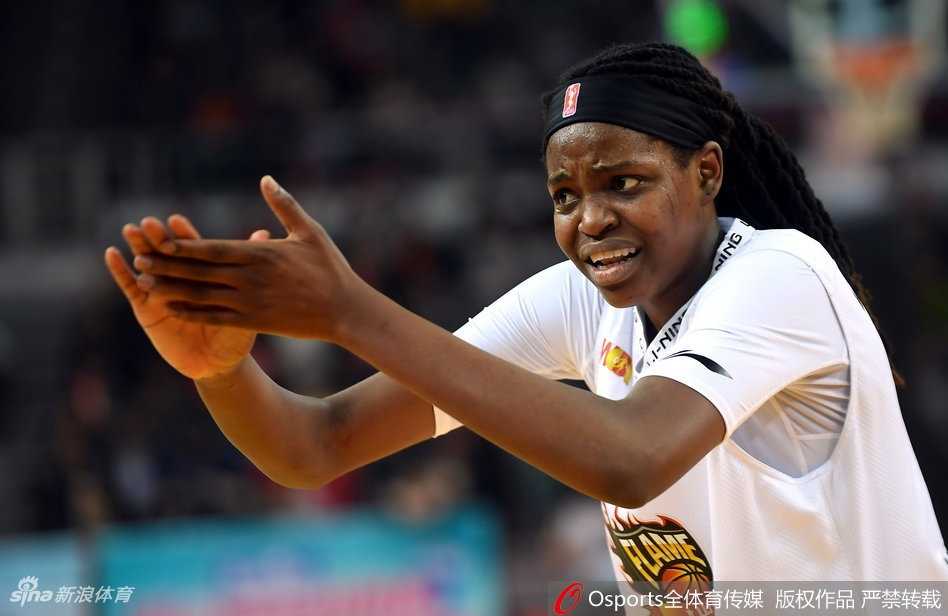 龙城烽烟起,京城铁骑来 获胜后的北京女篮队员们围在一起,脸上洋溢着笑容,她们相互击掌鼓励,客场取胜让她们在总决赛中占得先机,向着三连冠的目标大步迈进。