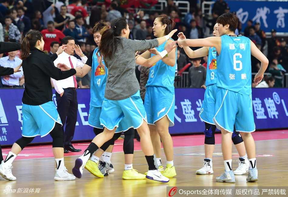 龙城烽烟起,京城铁骑来 北京队外援福尔斯如同内线巨塔,在山西队多人包夹之下依然强硬地将球放入篮筐,展现出MVP级别的统治力,为北京队的胜利奠定坚实基础。