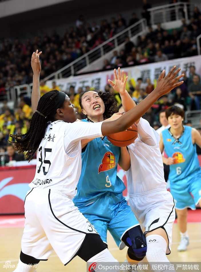 龙城烽烟起,京城铁骑来 山西队后卫武桐桐在比赛关键时刻,面对北京队高大的防守者,毫无惧色地持球突破,她飘逸的长发在空中飞舞,写满了对胜利的渴望。