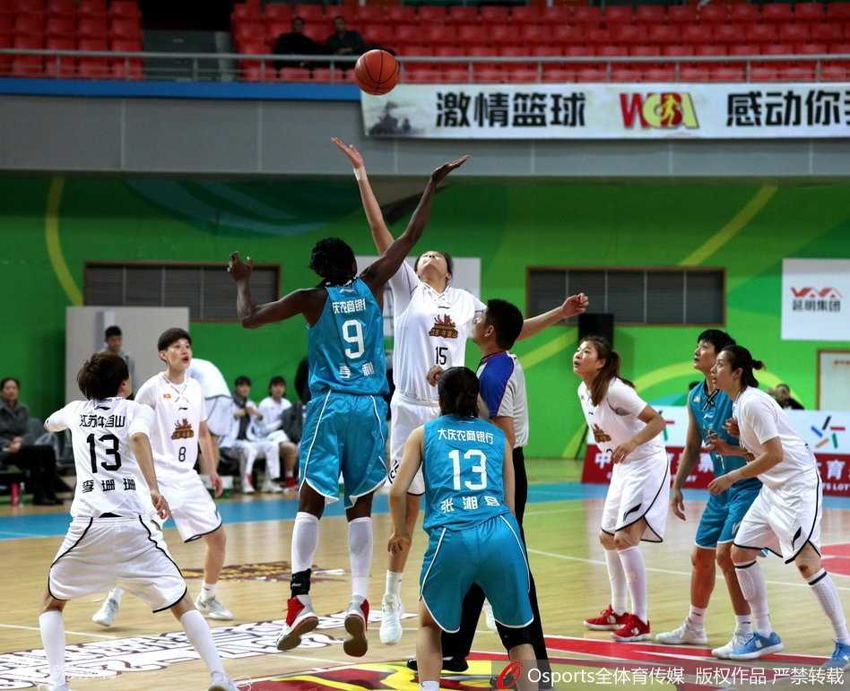 纪妍妍沉着控球，指挥队友跑位，作为球队大脑，她在关键时刻的每一次决策都直指江苏队防线软肋。