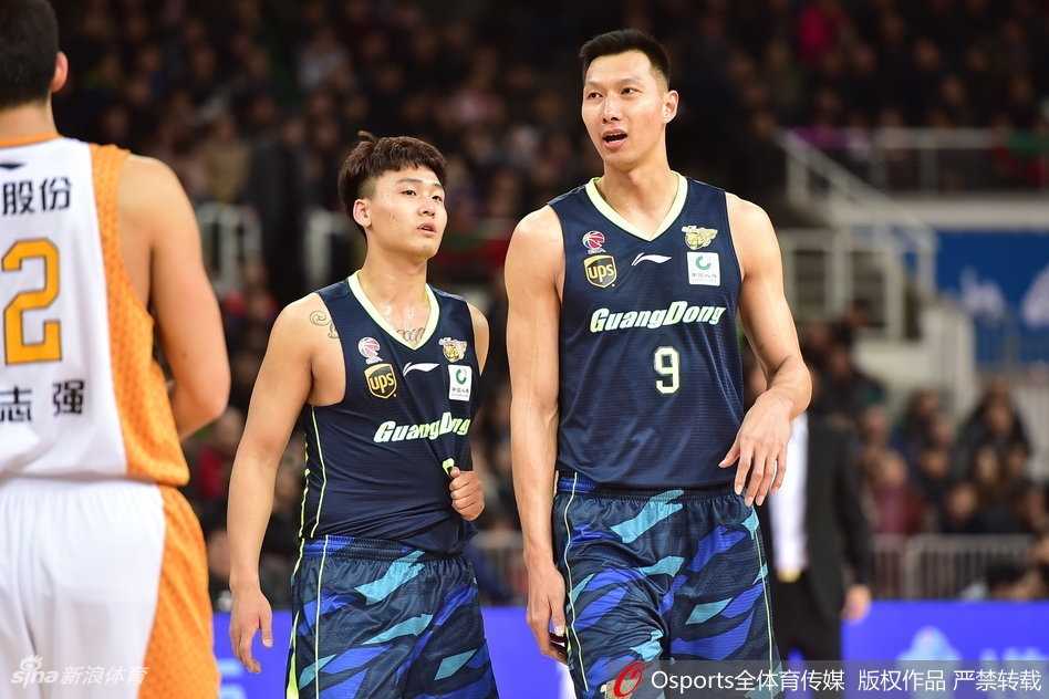 广东队替补席在球队打出精彩进攻后瞬间沸腾，球员们挥舞着毛巾跃起欢呼，与看台上翻涌的助威人浪交织成一幅激情澎湃的赛场画卷。