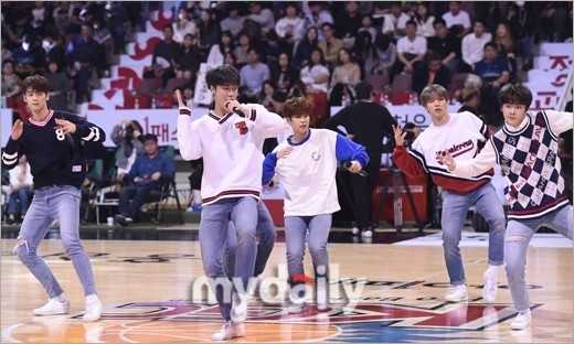 차은우, 농구장을 수놓은 아이돌의 특별한 시구 경기장 이벤트가 끝난 후 아스트로 멤버들이 관중을 향해 환한 미소로 손을 흔들며 퇴장하고 있다.