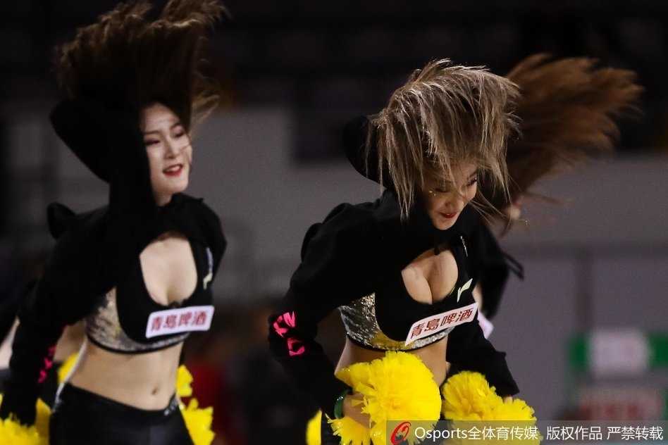 中场休息时，宝贝们摆出富有感染力的结束造型，她们的眼神坚定自信，向看台上的观众挥舞双手，互动感十足。