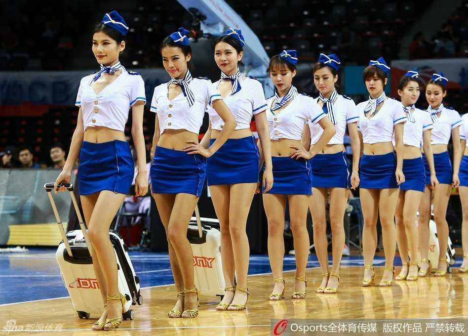 赛场上，篮球宝贝们摆出帅气十足的造型，自信的姿态和健康的体态，完美诠释了力量与柔美的结合。