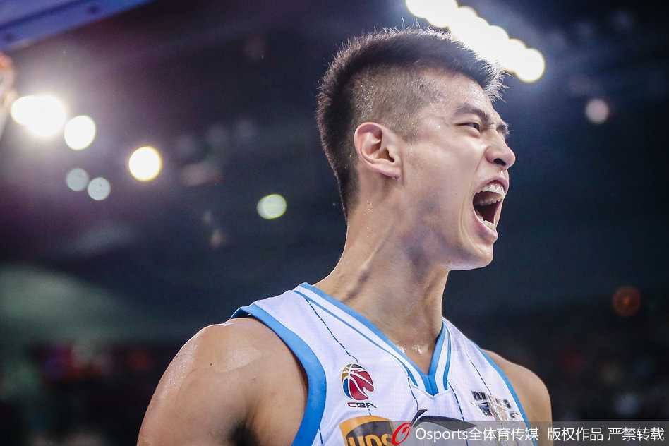 北京首钢队翟晓川腾空而起，犹如一张巨网罩向新疆队的投篮，一记遮天蔽日的钉板大帽将球狠狠摁在篮板上，展现了国产前锋的顶级防守威慑力。