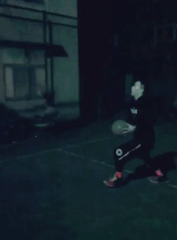 最终，欧洲步的终结一刻：球员在空中滑翔，躲过封盖，用手指轻轻一拨，篮球听话地打板入筐，留下一脸茫然的防守者。